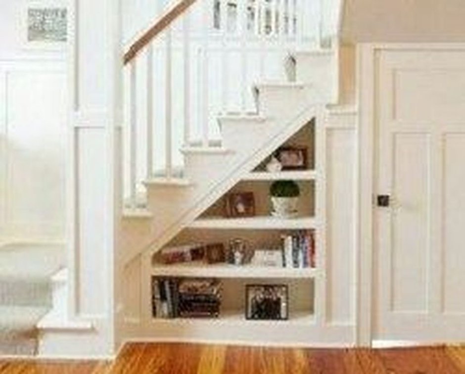 Комната под лестницей на второй этаж