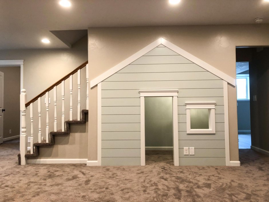 Полки в кладовке под лестницей