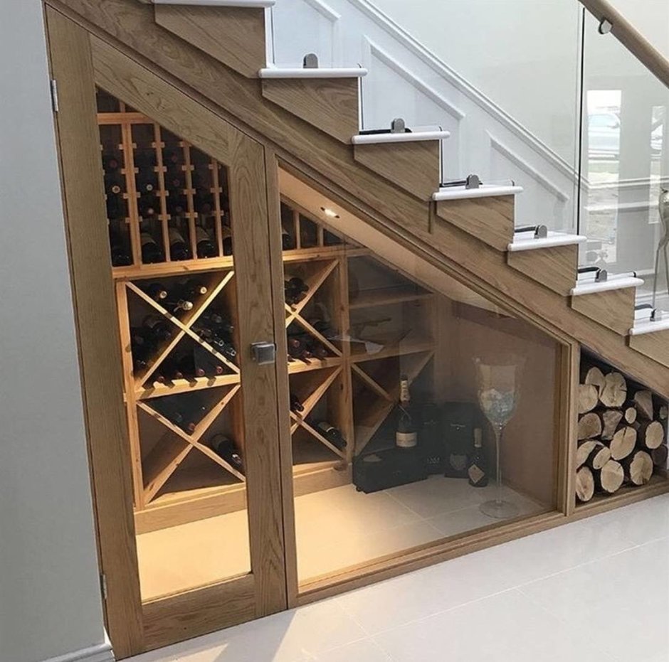 Шкаф под лестницей