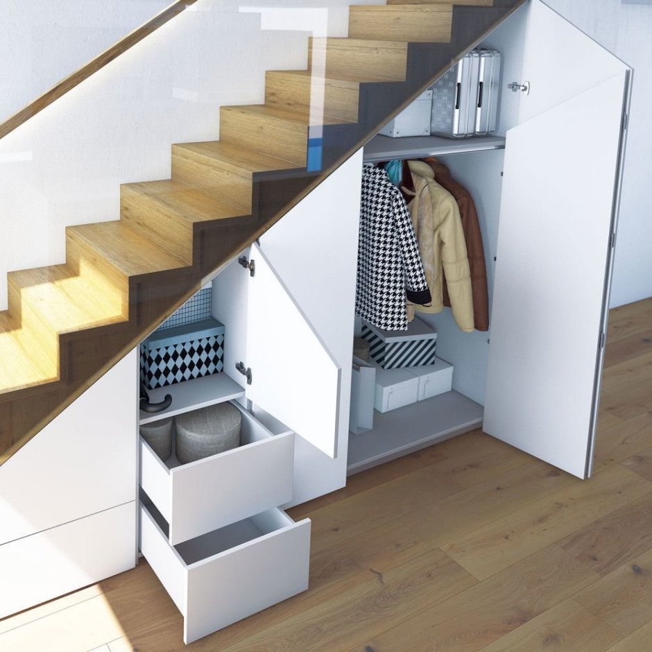 Кладовка под лестницей в частном доме