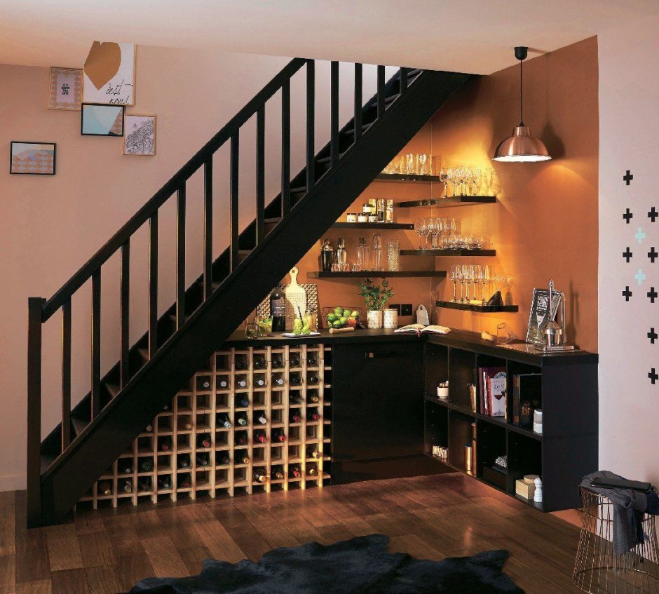 Дверь под лестницей в частном доме