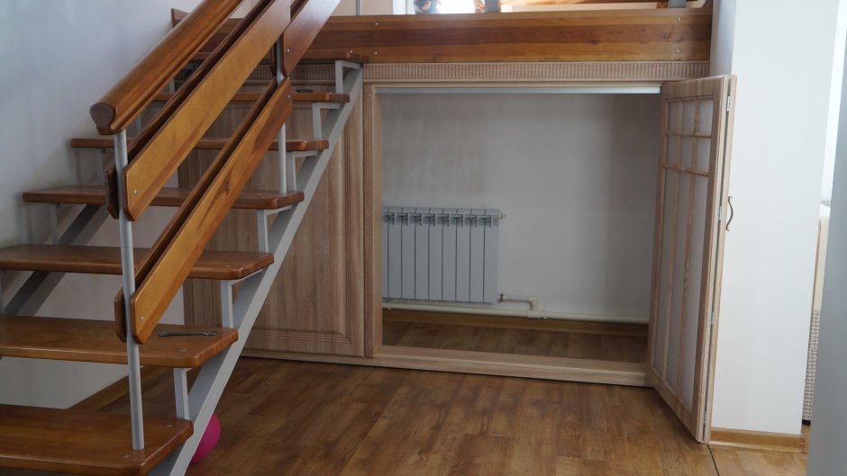 Прихожая с лестницей в частном доме