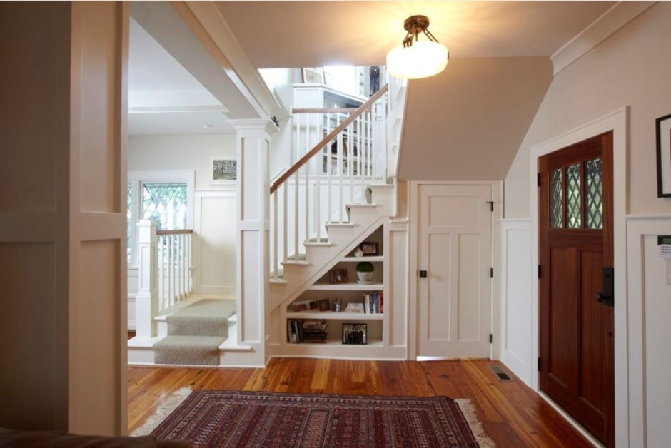 Кладовка под лестницей в частном доме