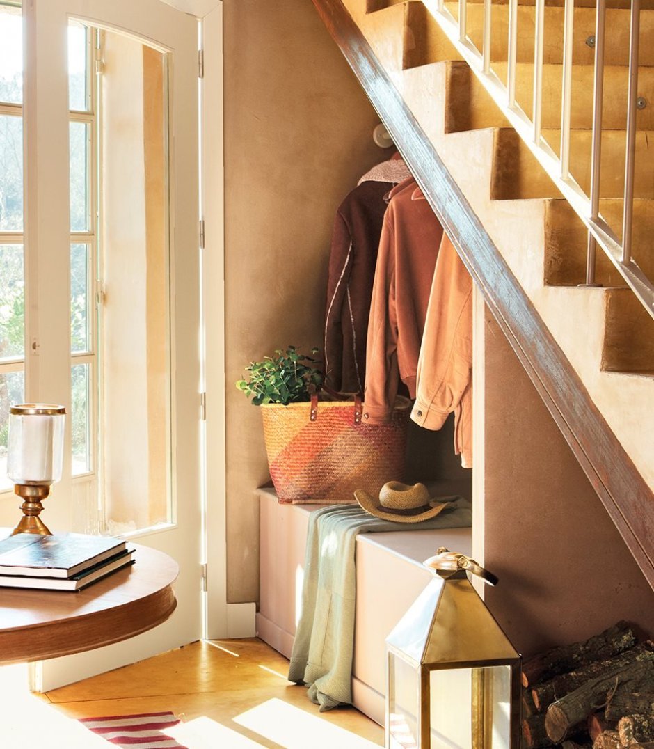 Гардеробная под лестницей