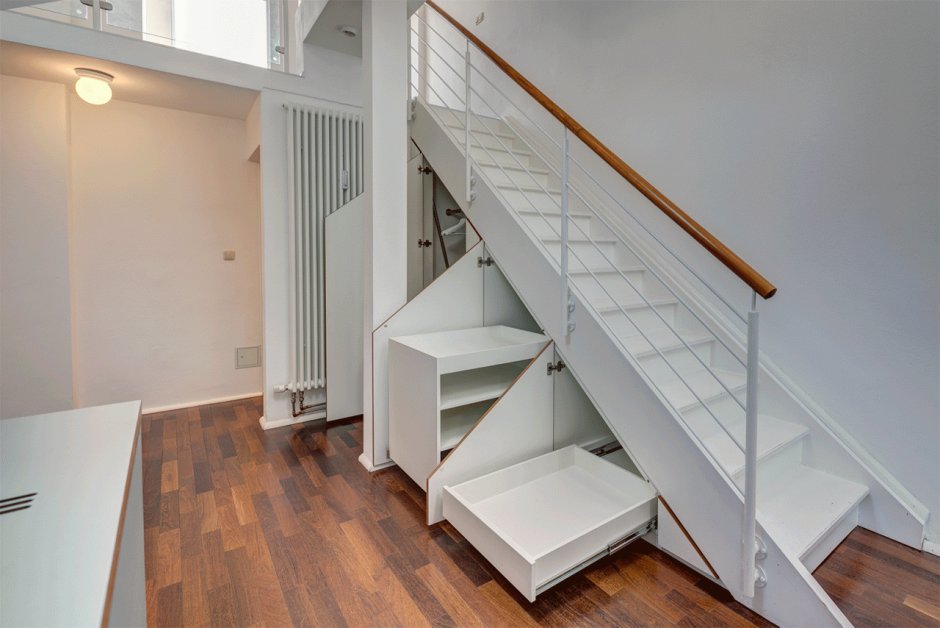 Домик под лестницей