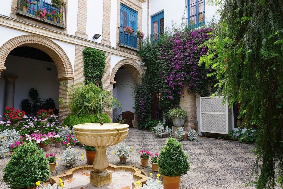 Патио внутренний дворик в саду Испании