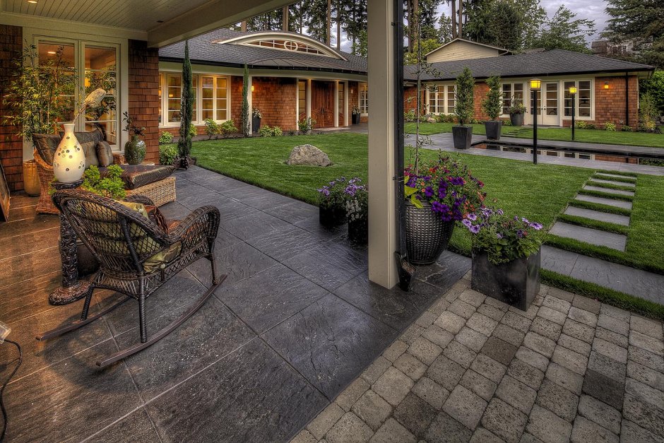 Городской задний двор