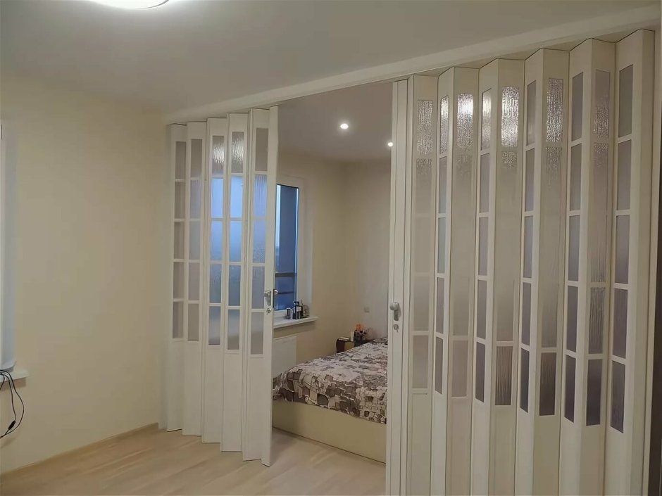 Стеклянная перегородка в комнату