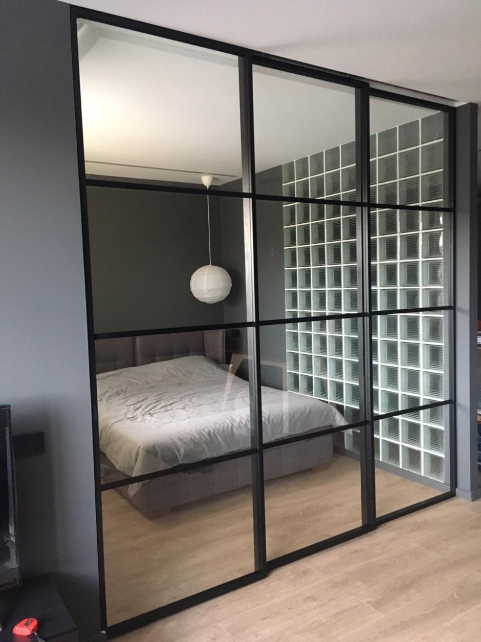 Стеклянная перегородка в комнату для зонирования