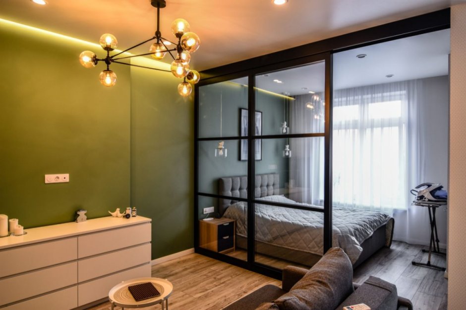 Прозрачная перегородка в комнате