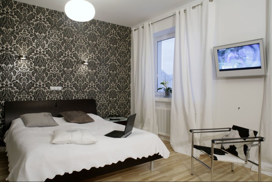 Выделить стену в спальне