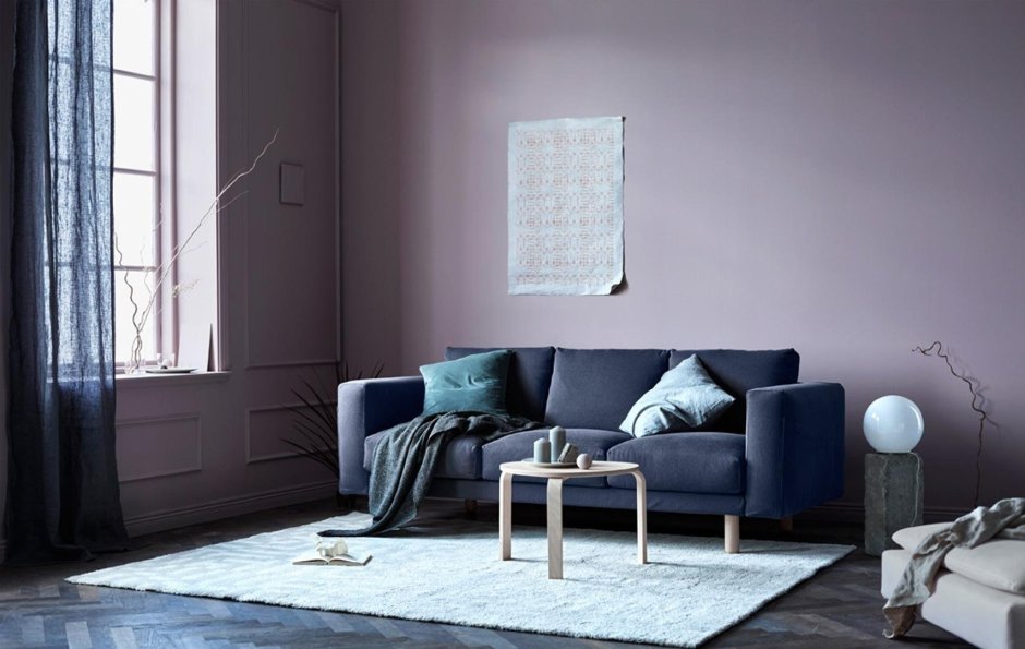 Темно синий диван серые стены