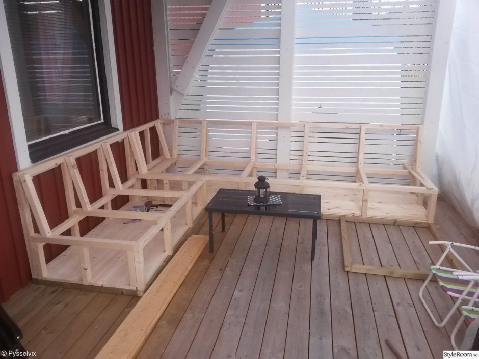 Деревянный диван для дачи