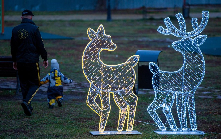 Новогодний олень статуя