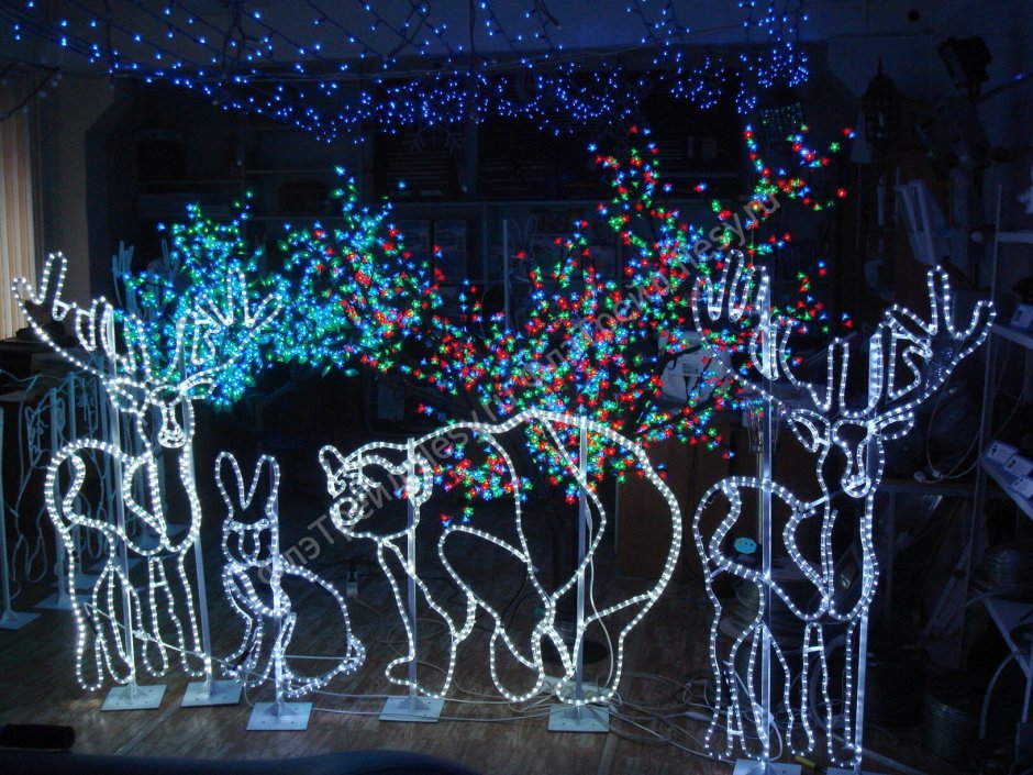 Украшение фасада снежинками