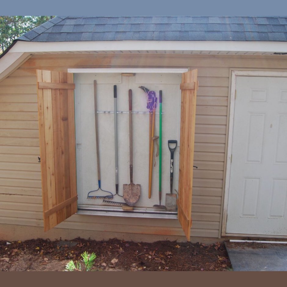 Хранение садового инвентаря в сарае