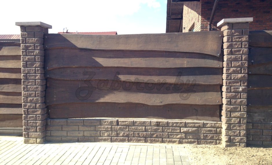 Заборы горизонтальные с каменными столбами