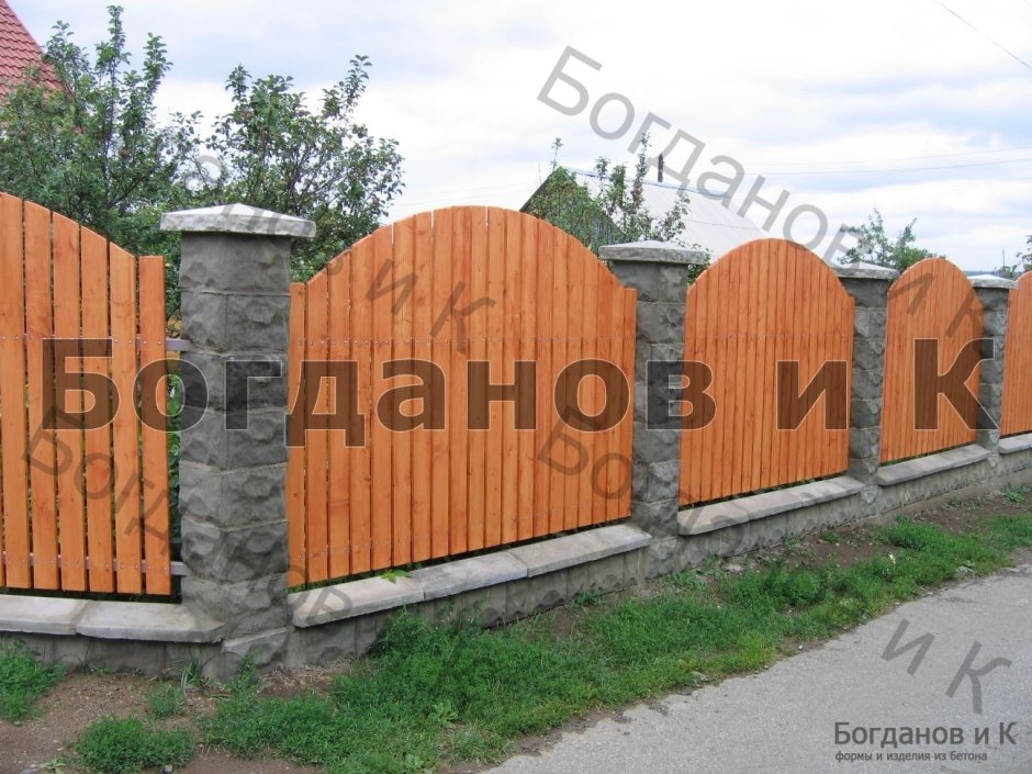 Забор из дерева полукруглый