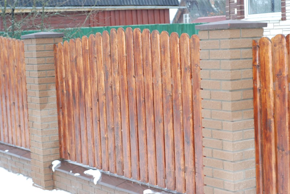Деревянный забор с кирпичными столбами