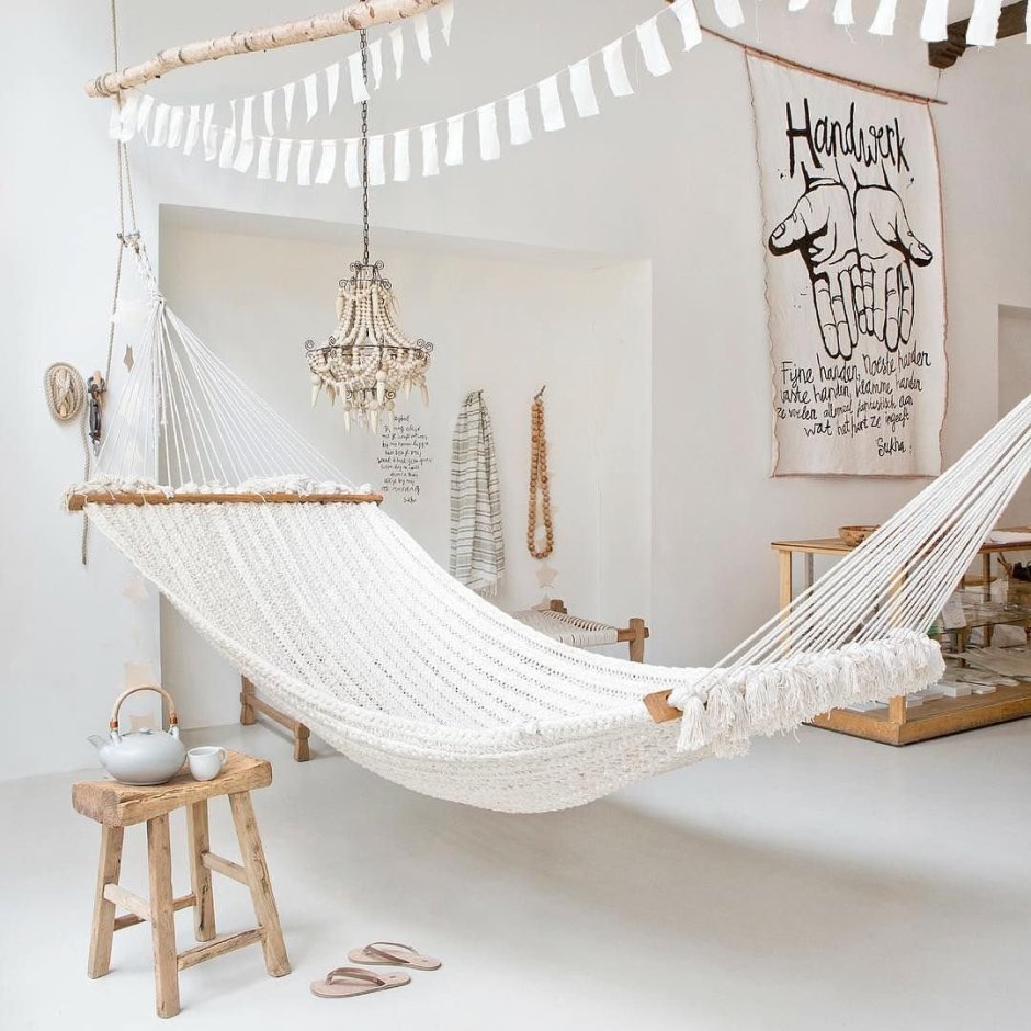 Подвесное кресло в спальне