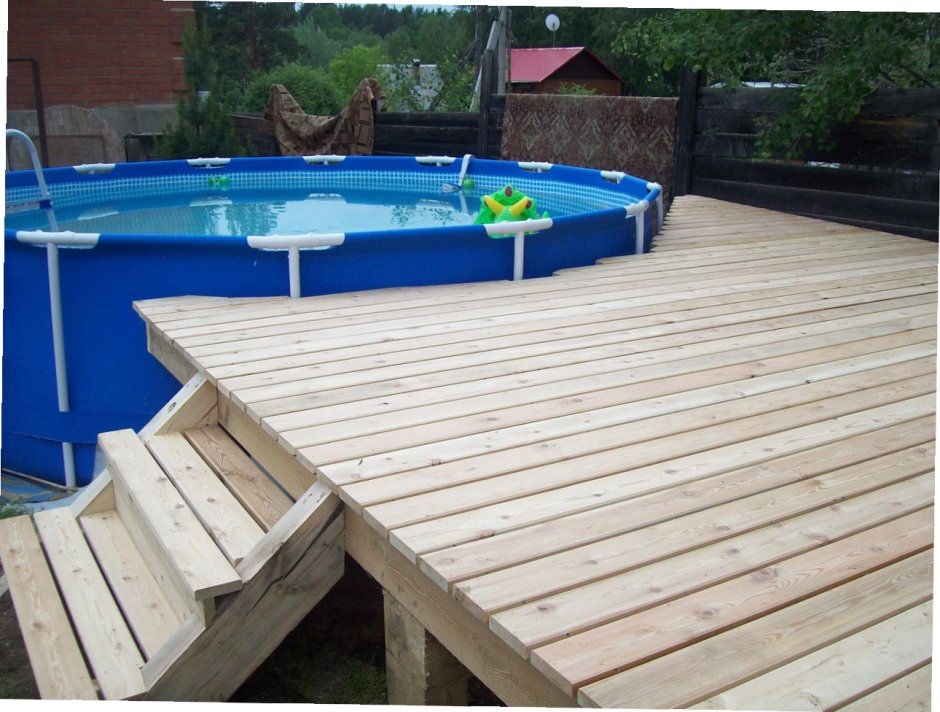 Бассейн с деревянным настилом
