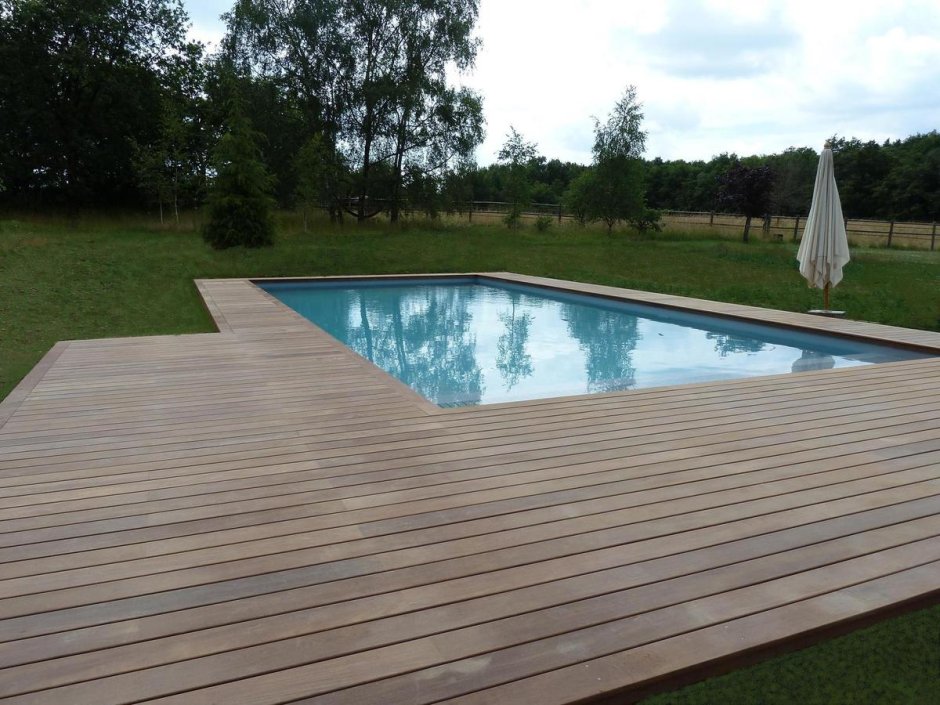 Деревянный настил с бассейном