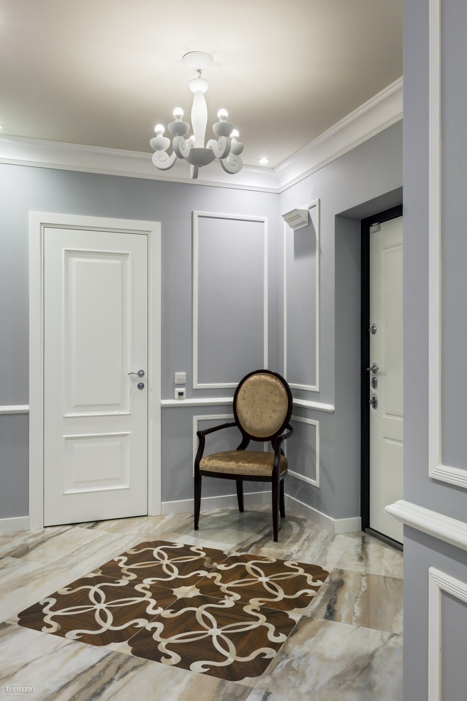 Молдинги в коридоре