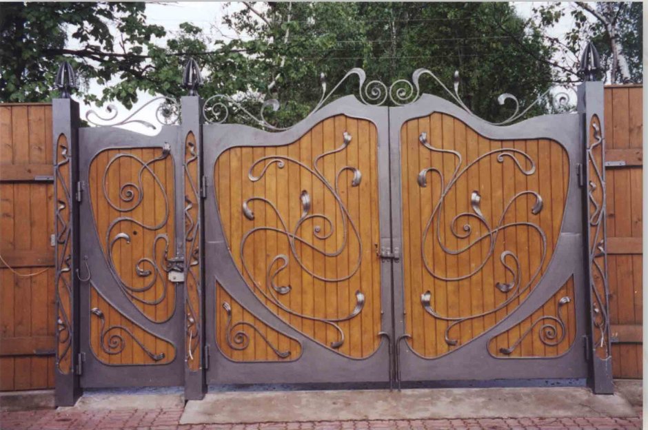 Кованые ворота из дерева