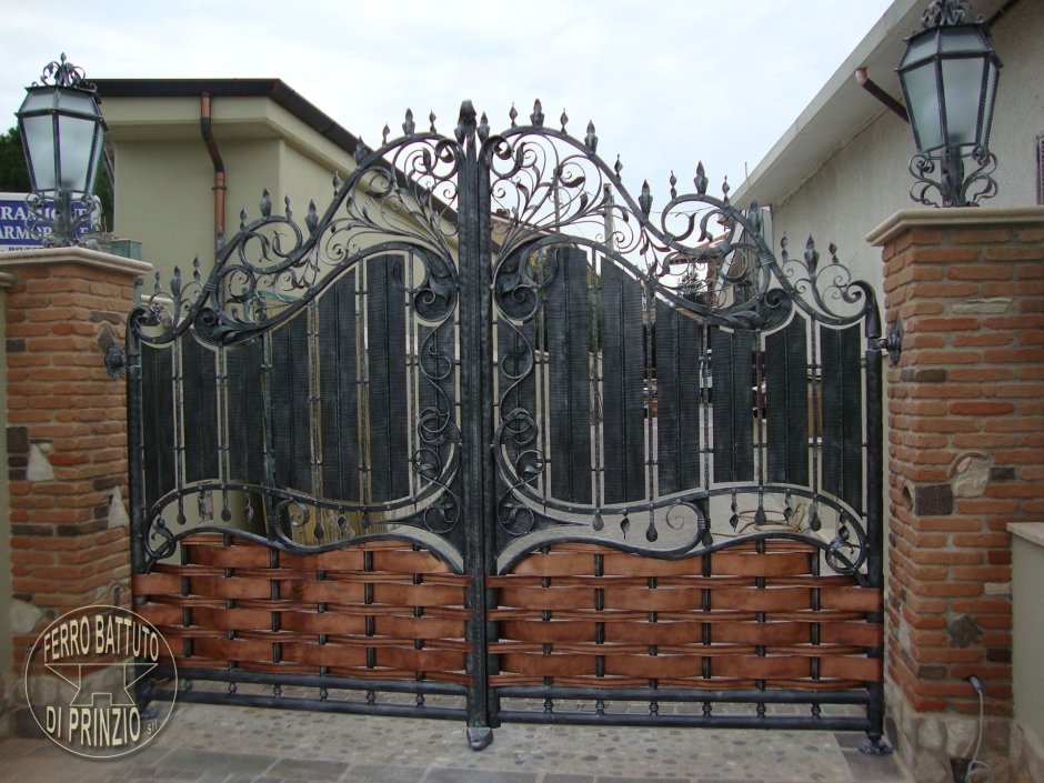 Деревянные ворота с элементами ковки