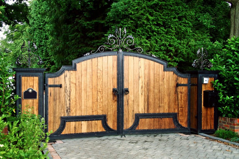 Кованые ворота с деревом