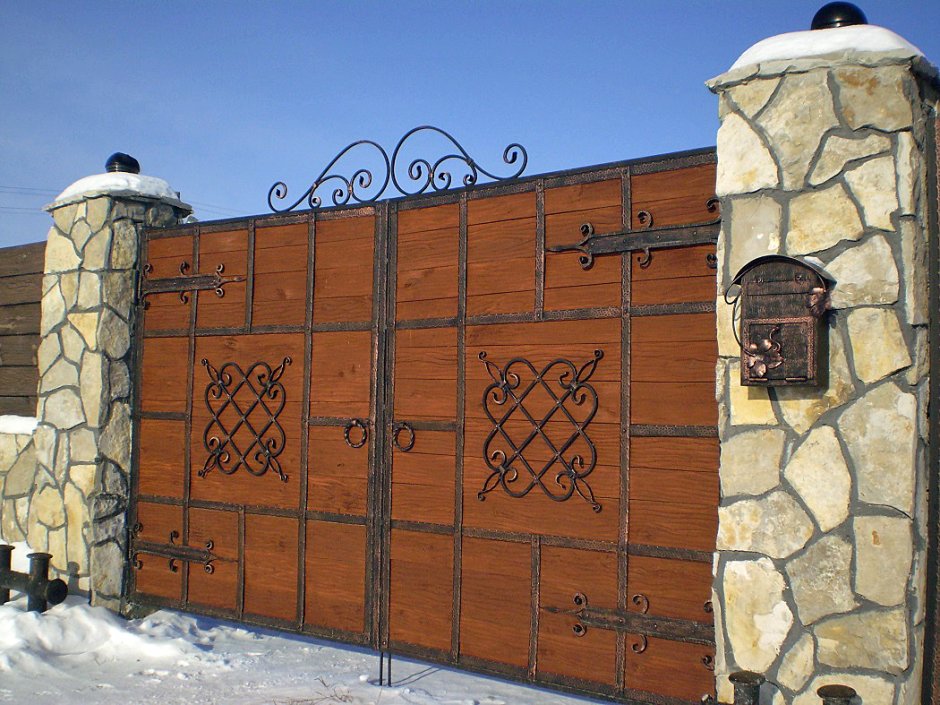 Кованые деревянные ворота