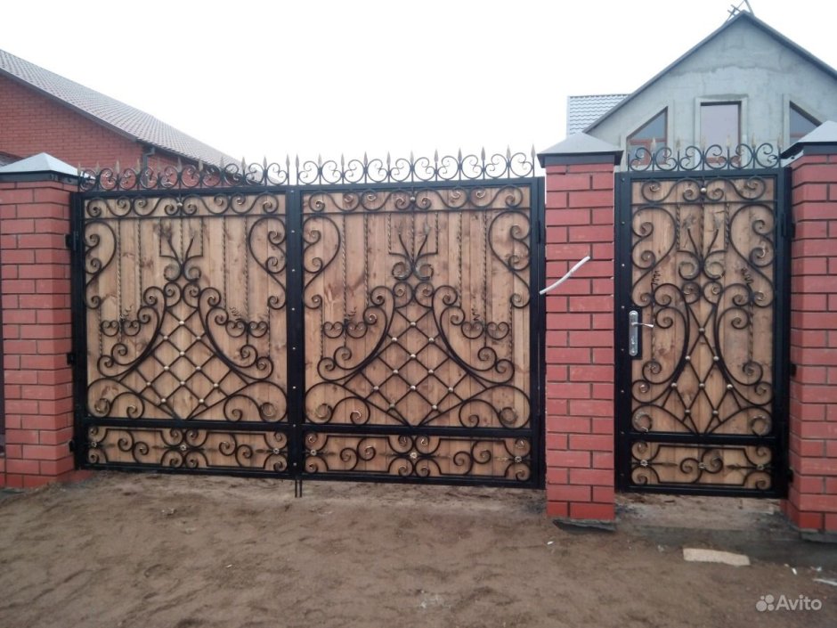 Забор ковка с деревом