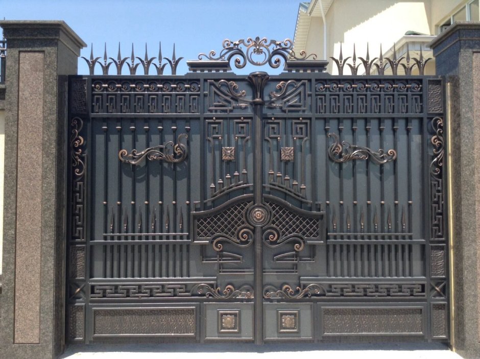 Кованые заборы с элементами дерева