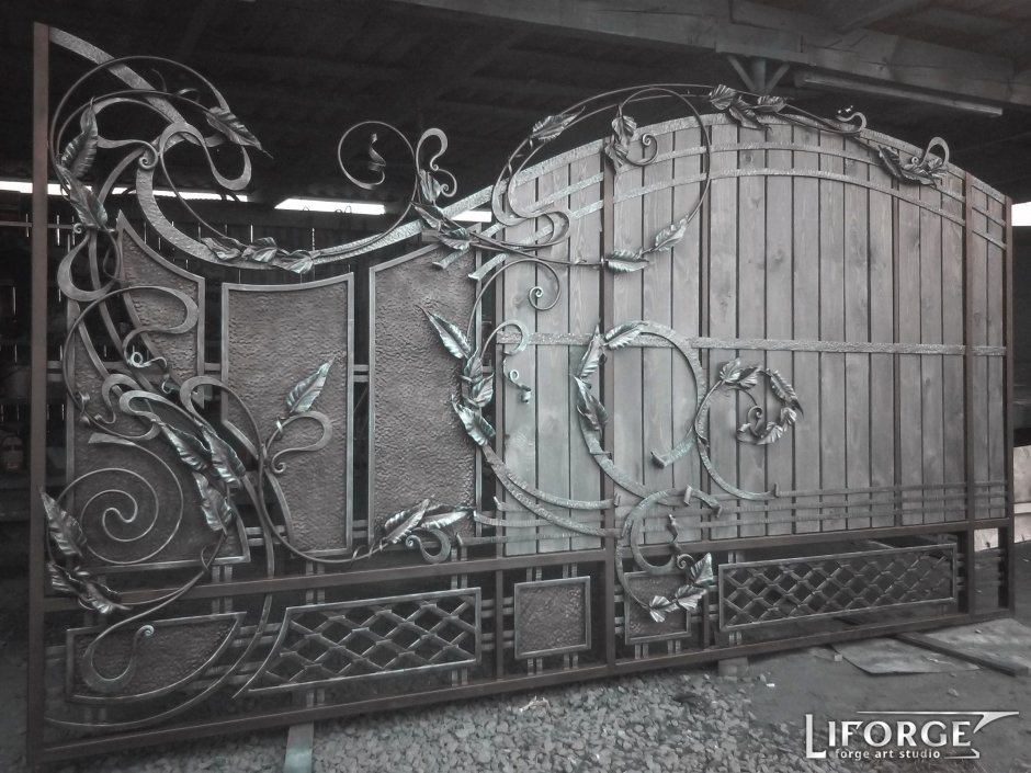 Деревянные ворота с ковкой