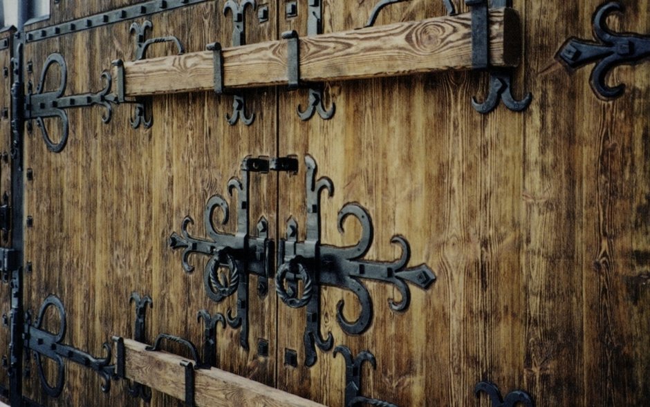 Необычные деревянные ворота