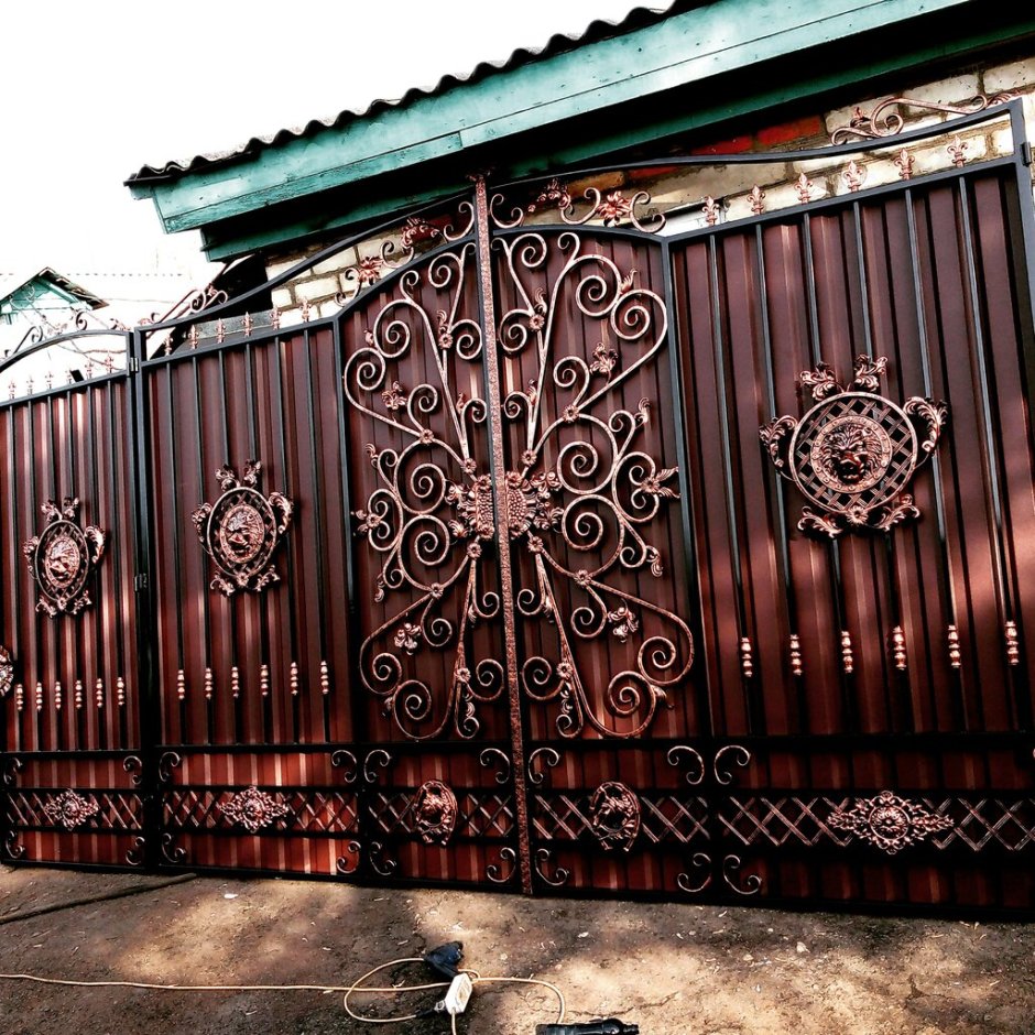 Откатные ворота кованые закрые