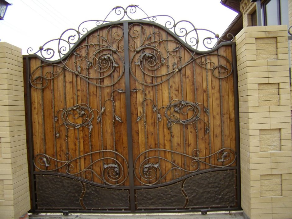 Ворота с элементами ковки