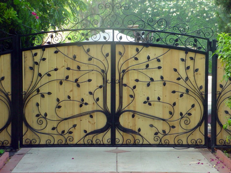 Ворота кованые с деревом распашные