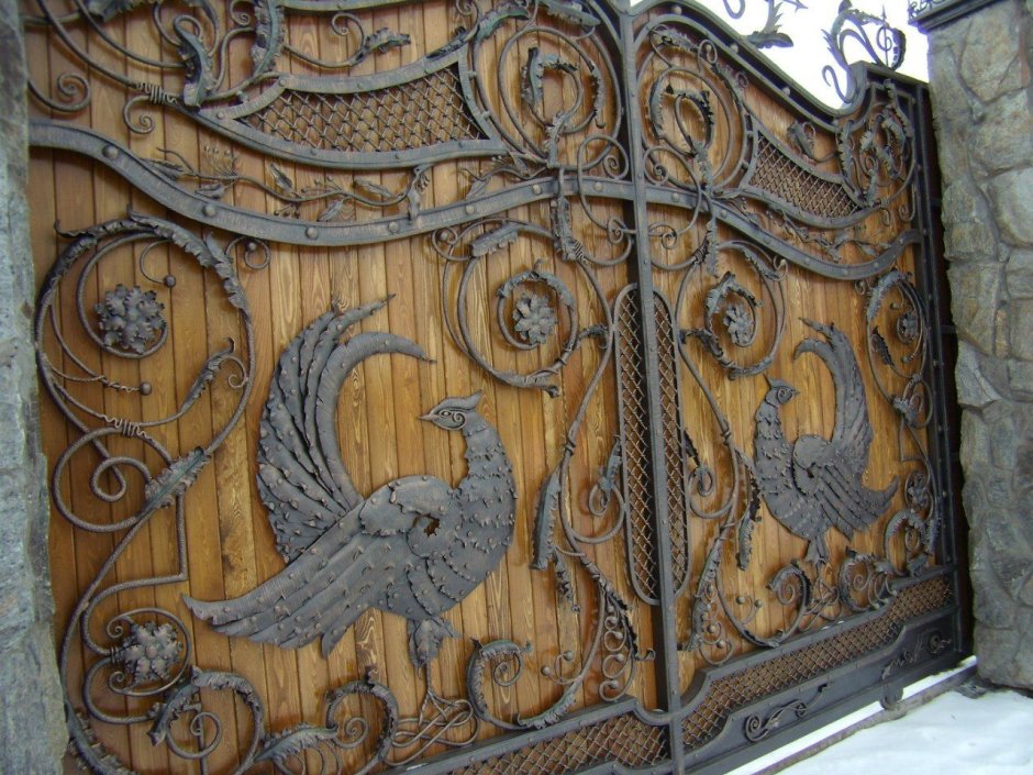 Деревянные ворота с ковкой