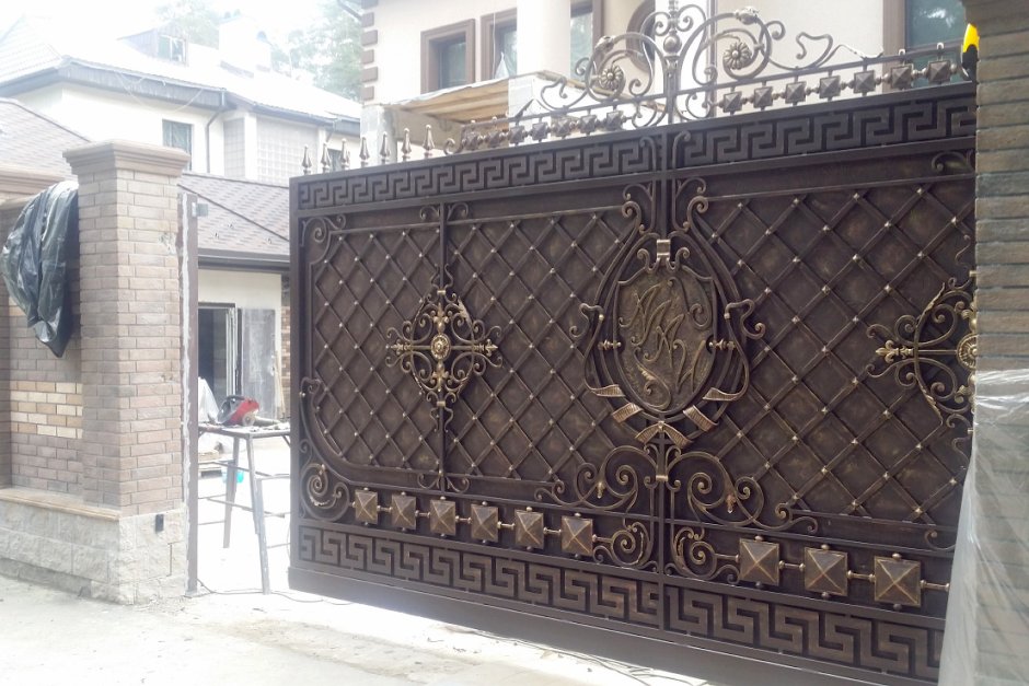 Кованые ворота с деревом