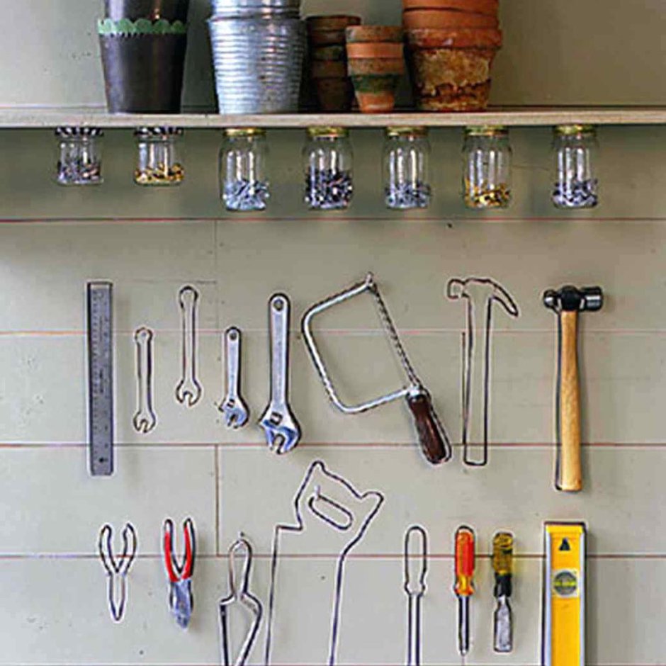 Полка для инструмента в гараже