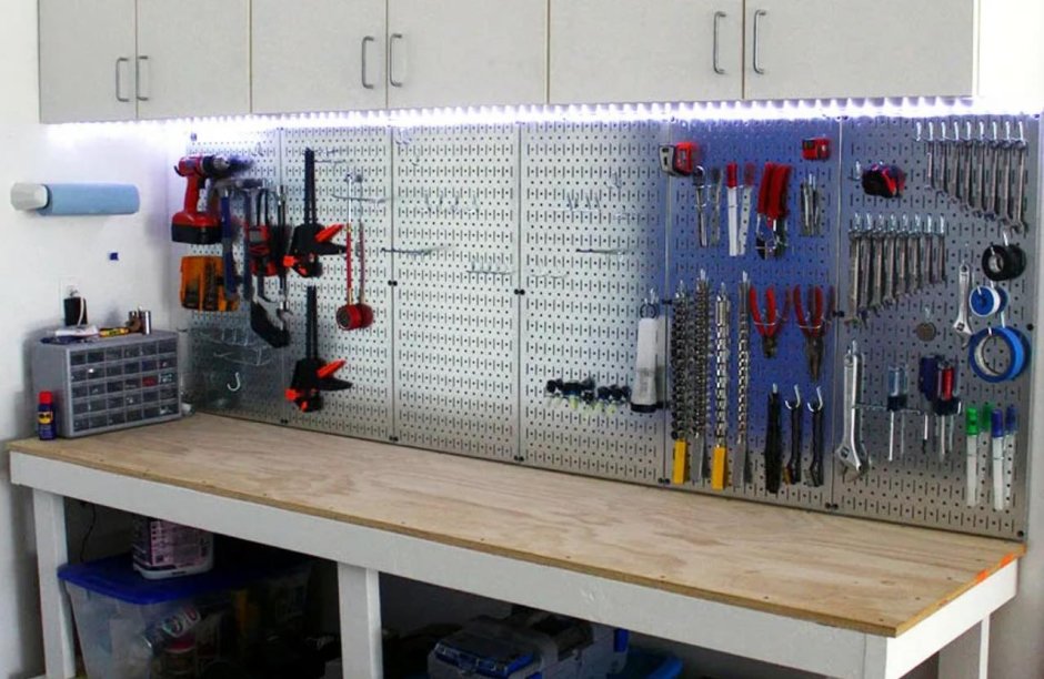 Полки для инструмента в мастерской