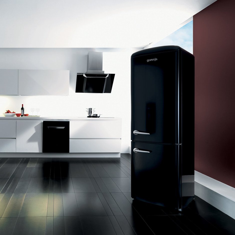 Кухня с черным холодильником