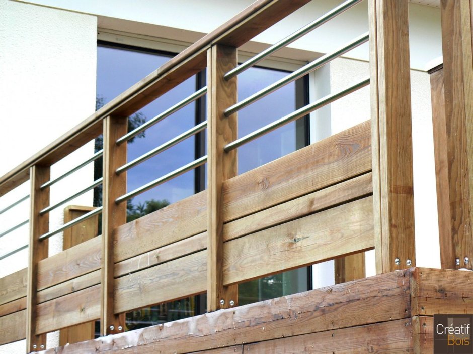 Ограждение балкона из дерева