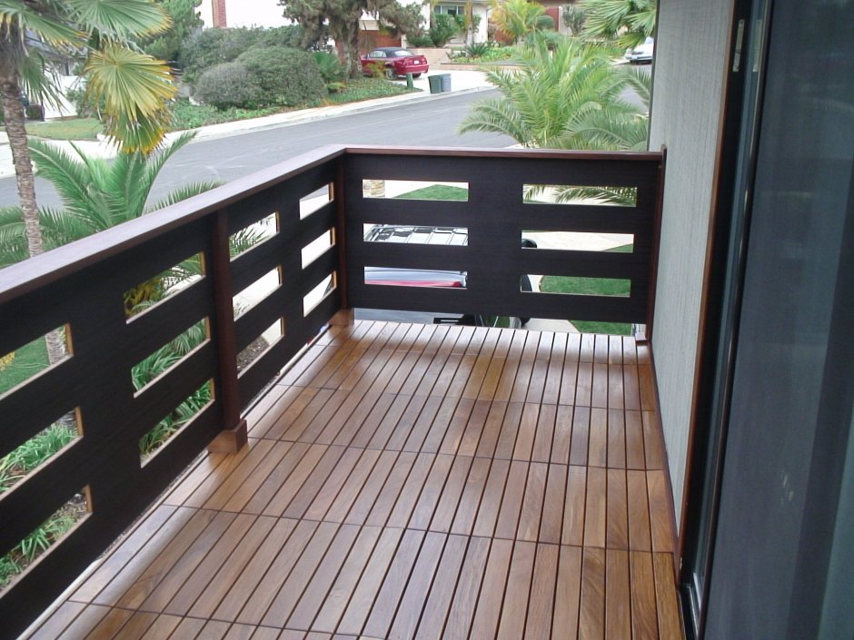 Перила из доски на балконе