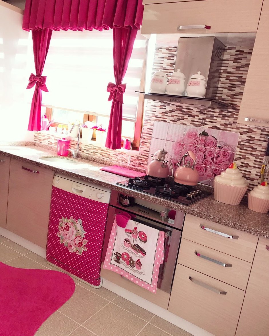 Кухня с розовым фартуком