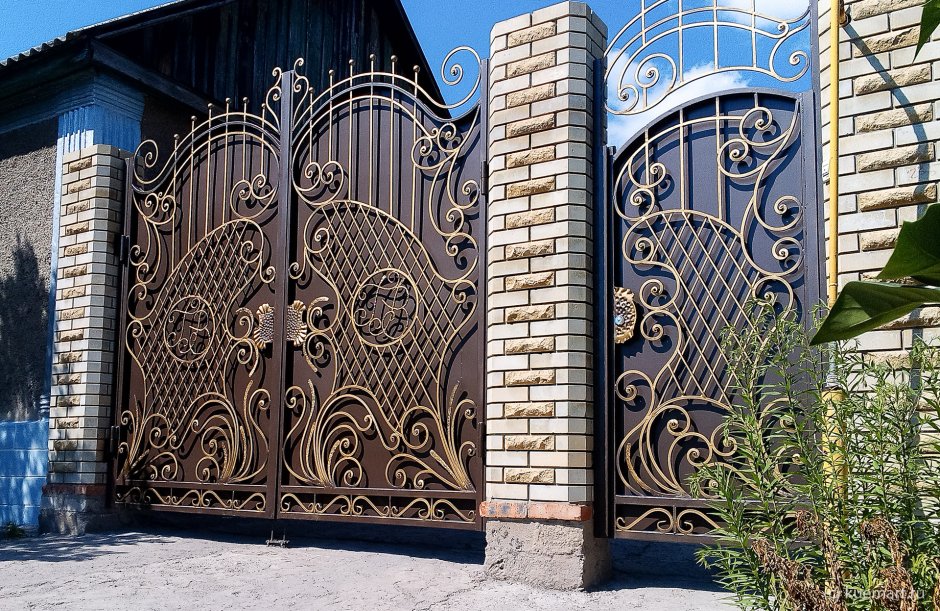 Высокие кованые ворота