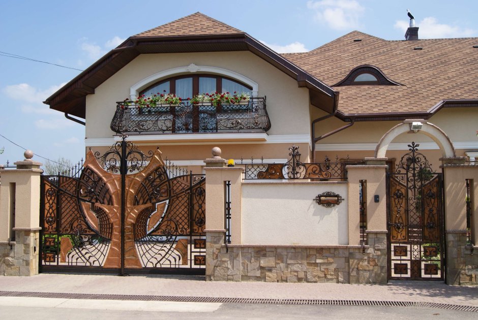 Красивый фасад забора