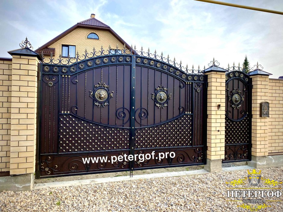 Кованые ворота со львом Коварт