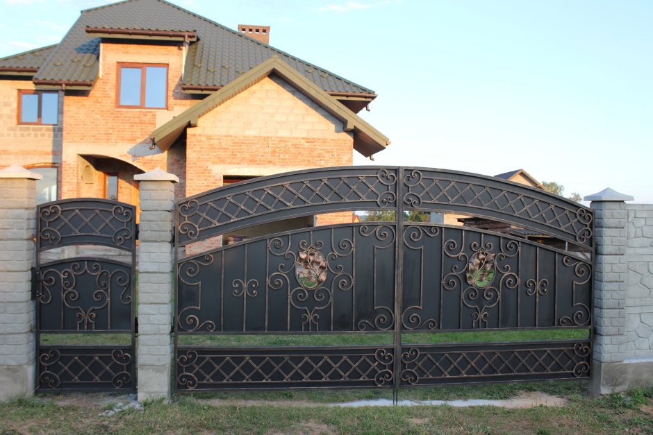 Будет ли сочетаться кованые ворота и шуба фото